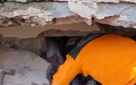 4 yaşındaki Gül İnal, 6 saatlik çalışma sonucunda sağ salim enkazdan çıkartıldı