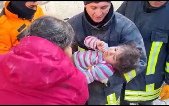 4 yaşındaki küçük kız 6 saatlik çalışma sonucunda sağ salim enkazdan çıkartıldı