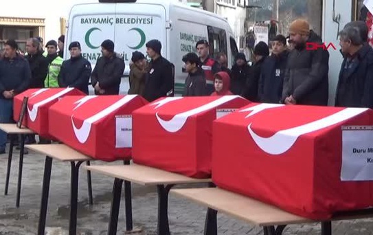DEPREMDE HAYATINI KAYBEDEN ASTSUBAY VE AİLESİ ÇANAKKALE TOPRAĞA VERİLDİ