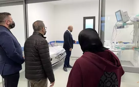 İzmir'de AK Parti ve MHP'den yaralı depremzedelere ziyaret