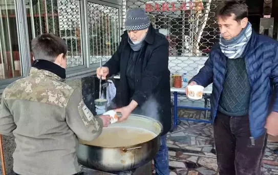 Ailesinden 4 canı kaybetti, acısını içine attı, insanlara yardıma çalışıyor