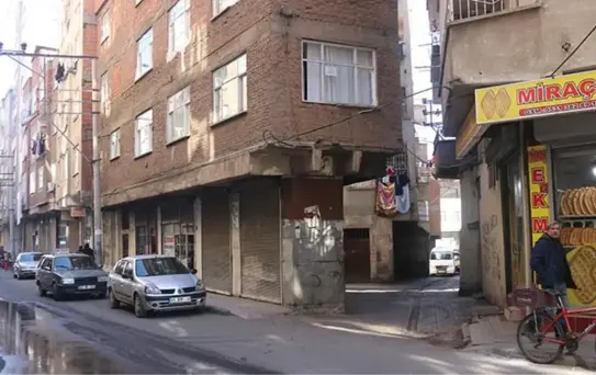 Diyarbakır'da giriş katı hariç kolonları olmayan 40 yıllık bina depremlere rağmen ayakta kalmayı başardı