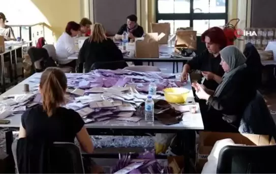 Depremden kurtulan aile depremzedelere yardım ediyor