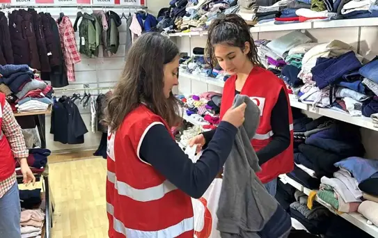 Depremi yaşayan kız kardeşler afetzedelere umut oldu
