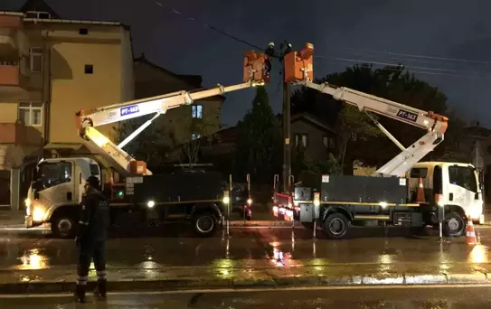 Seyir halinde dorsesi açılan kamyon elektrik tellerini devirdi, vatandaşlar deprem sanıp sokağa döküldü