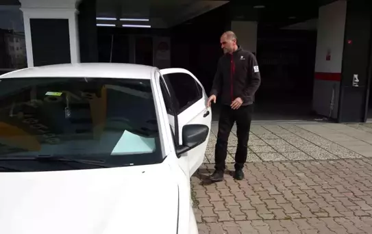 Pendik'te alıcı ile satıcının ekspertiz kavgası: Otomobilin lastiklerini kesti
