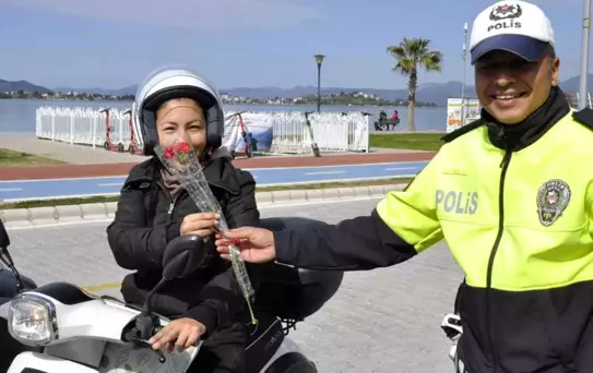 Fethiye'de polis ekipleri kadınların gününü kutladı