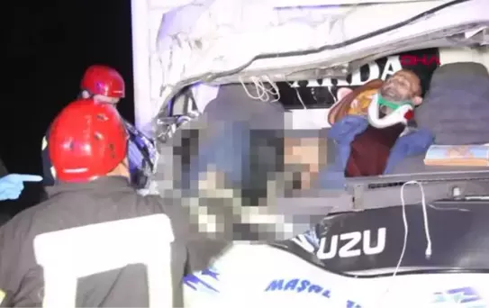 MANİSA'DA KAMYONET, TIR'A ARKADAN ÇARPTI 1 ÖLÜ, 2 YARALI