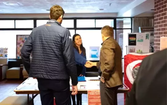 Kanada'daki Türk öğrenci üniversite kampüsüne Türk bayrağı astırdı