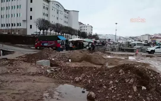 Yozgat'taki Açık Pazarda Çamur İçinde Tezgah Açmaktan Yakınan Pazar Esnafı: 'Kızımı İşe Al, Oğlumu İşe Al Demiyoruz.