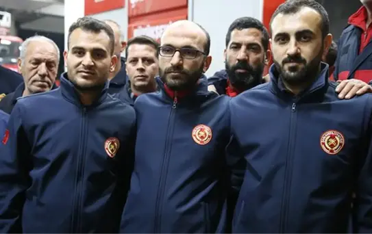 Şanlıurfa'daki selde itfaiye erinin yaptığı fedakarlık gözleri yaşarttı! Üzerini değiştirip tekrar suya girmiş
