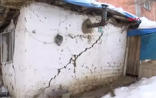 2 ÇOCUK BABASI DEPREMZEDE HER TARAF ÇATLADI VE YARILDI