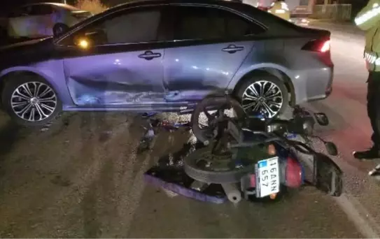 Kontrolsüz şekilde dönüş yapan otomobile çarpan motosikletin sürücüsü ağır yaralandı