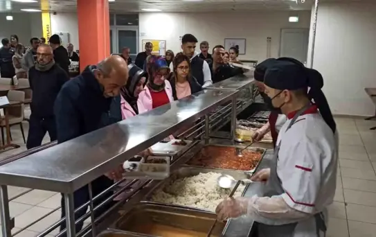 Depremzedeler ilk iftarlarını kaldıkları yurtta açtı