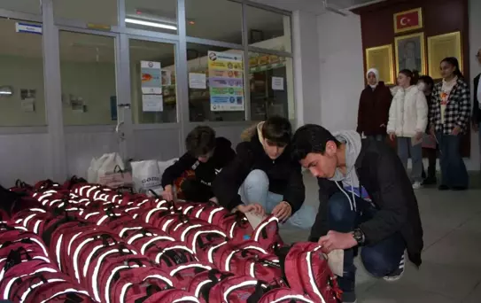 Rizeli öğrencilerden depremzede kardeşlerine okul çantası