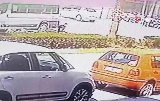 Park halindeki okul servisine böyle çarptılar