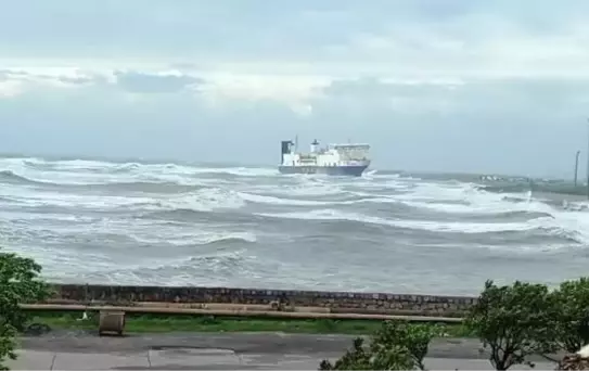 10 yıldır İskenderun Körfezi'nde bekletilen hacizli gemi, fırtınada karaya sürüklendi