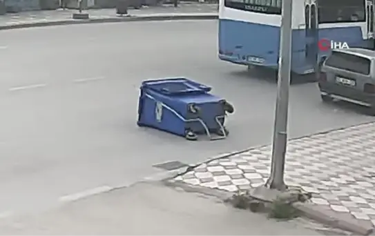 Şiddetli fırtına çöp konteynerini böyle savurdu