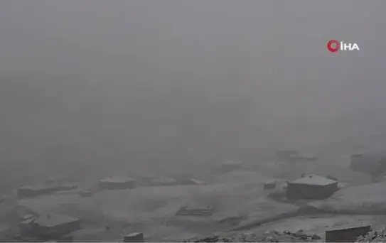 Yüksekova'da kar yağışı ve yoğun sis hayatı olumsuz yönde etkiledi