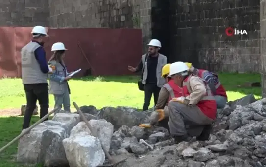 Depremde zarar gören Diyarbakır Surları'nda moloz ayrıştırma ve belgeleme çalışmaları başladı