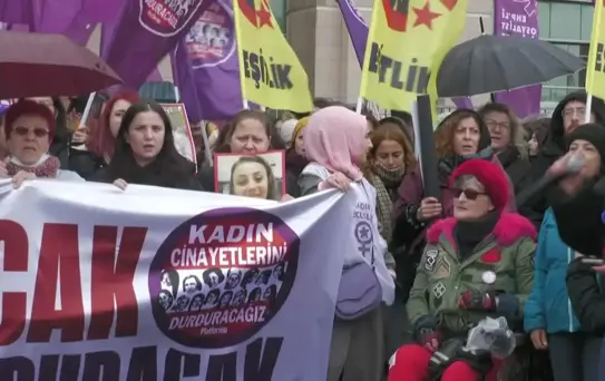 Kadın Cinayetlerini Durduracağız Platformu'na Açılan Kapatma Davası... Kadınlar Adliye Önünde Açıklama Yaptı: '14 Mayıs'taki Seçimde 6284 Diyerek...