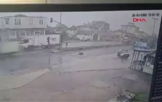 Minibüsün çarptığı otomobilin sürücüsü öldü; kaza kamerada