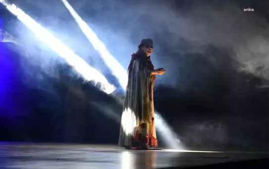Çanakkale Belediyesi'nin Kadın Oyunları Festivali, 'Ölü Kadınlar Diyarı' ile Devam Etti
