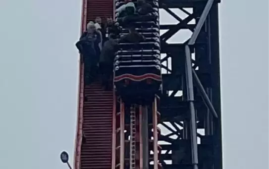 İngiltere'de Lunapark Treni Rüzgar Yüzünden Durdu