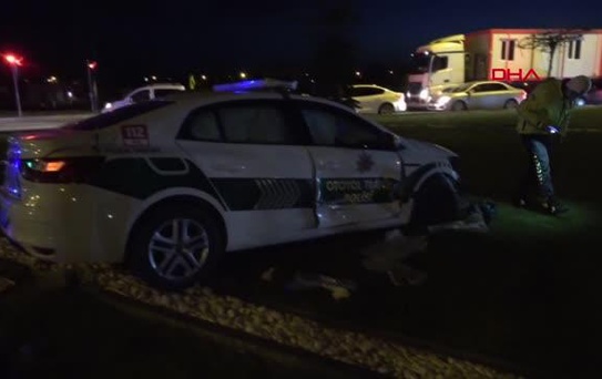 POLİS ARACI, OTOMOBİLLE ÇARPIŞTI: 3'Ü POLİS 6 YARALI