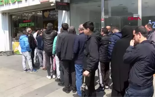 Bahçelievler'deki Baklavacıda Ucuza Satış Yapılması Nedeniyle Uzun Kuyruklar Oluştu