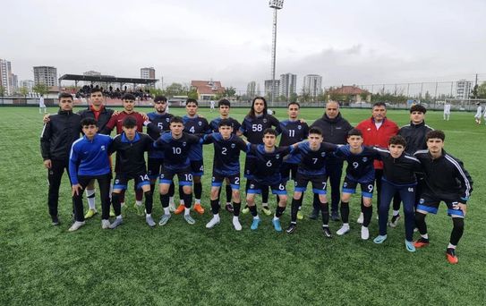 Kayseri Atletikspor U18, Kayseri Şekerspor'u 3-2 mağlup ederek şampiyon oldu