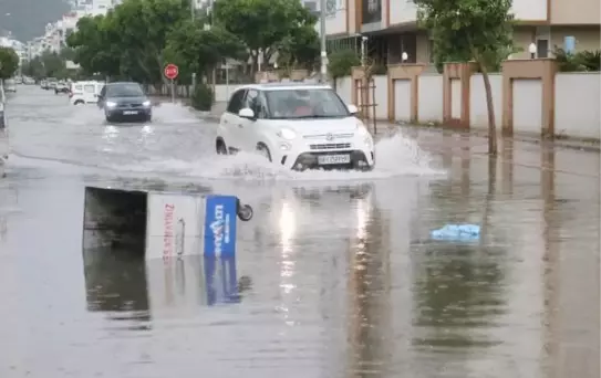 Antalya'da Sağanak Yağış Yolları Felç Etti