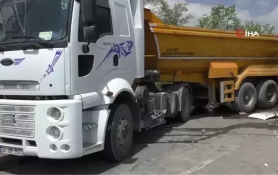 Başakşehirde hafriyat kamyonları çarpıştı: 3 yaralı