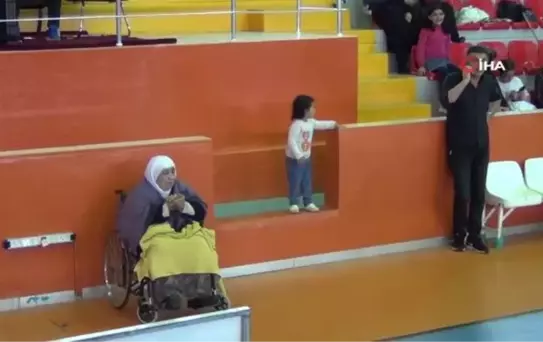 21 torunlu İnci nine tekerlekli sandalyeyle torununu izledi