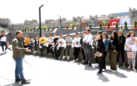 Başkan Yalçın'dan kırsaldaki öğrencilere müze sürprizi