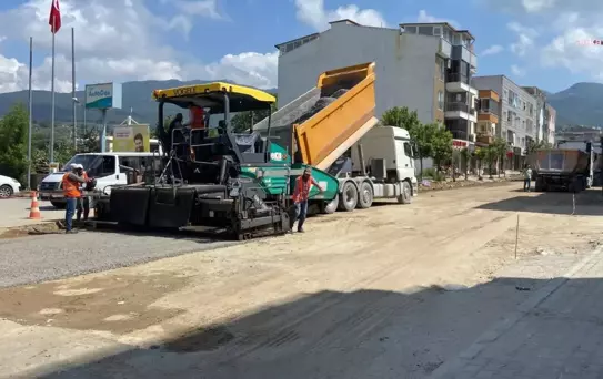 Kuşadası Belediyesi, Davutlar Mahallesi'nin Yollarında Yenileme Çalışmalarını Sürdürüyor