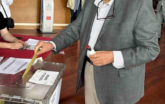 Ünlü tarihçi İlber Ortaylı oy kullanmak için Atatürk Kitaplığı'na gitti