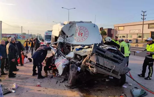 Bursa'da Minibüs ve Hafriyat Kamyonu Çarpıştı: 1 Ölü, 16 Yaralı