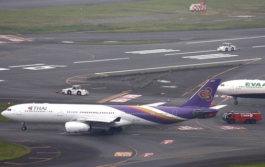 Tokyo Haneda Havalimanı'nda iki yolcu uçağı çarpıştı, pist kullanıma kapatıldı