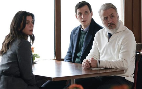 Başrolünde yer aldığı dizinin davetine katılan Selahattin Paşalı'nın şalvarlı tarzı sosyal medyanın diline düştü