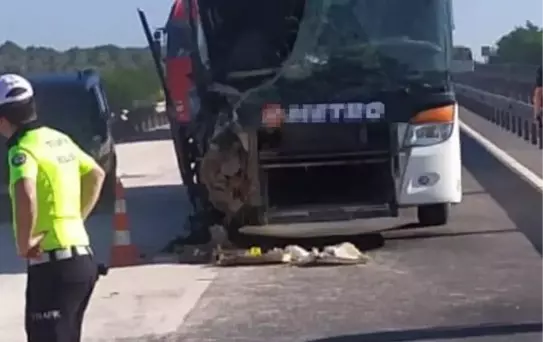 Akhisar'da otobüs-TIR çarpışması: 14 yaralı