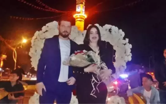 Çorum'da Müzisyen Kız Arkadaşına İşlek Caddede Evlilik Teklif Etti