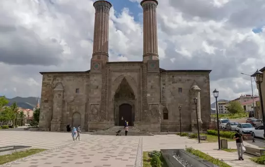 İslam alimi İbrahim Hakkı'nın çalışmaları Erzurum'da ziyaretçilere aktarılıyor