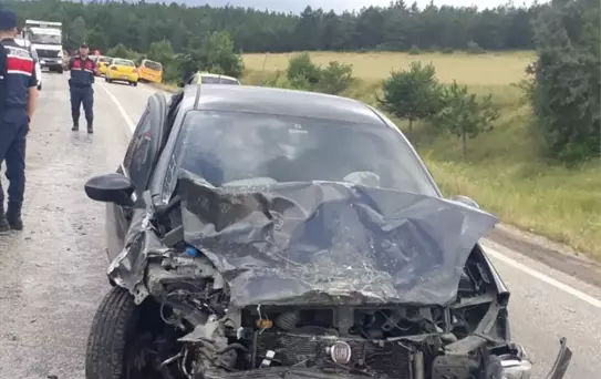Kastamonu'da otomobille ticari taksinin çarpışması sonucu 3 kişi yaralandı