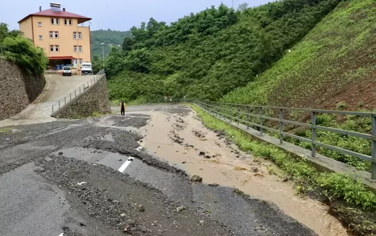 Trabzon'da Sağanak Yağış Hayatı Olumsuz Etkiledi