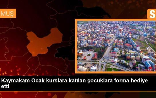 Kaymakam Ocak kurslara katılan çocuklara forma hediye etti