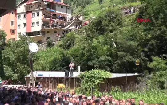 Sivas'ta kaza sonucu hayatını kaybeden aile Trabzon'da toprağa verildi