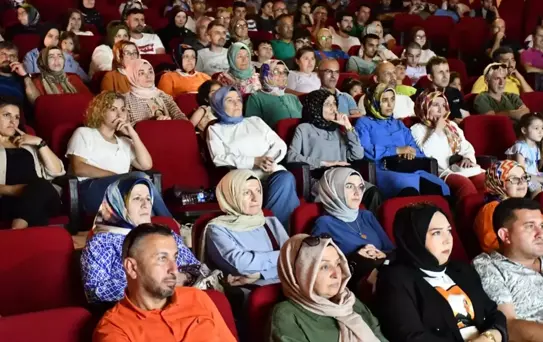 İşitme Engelliler, 'Acı ve Tatlı Hayat' Filmini İzledi