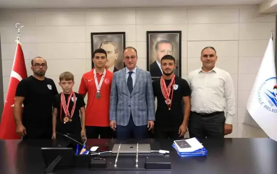 Pamukkale Belediyespor Güreşçileri Başkanı Ziyaret Etti