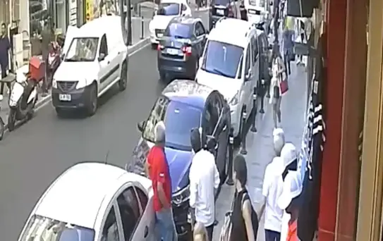 Şişli'de Binadan Düşen Taşlar Vatandaşları Tehdit Etti